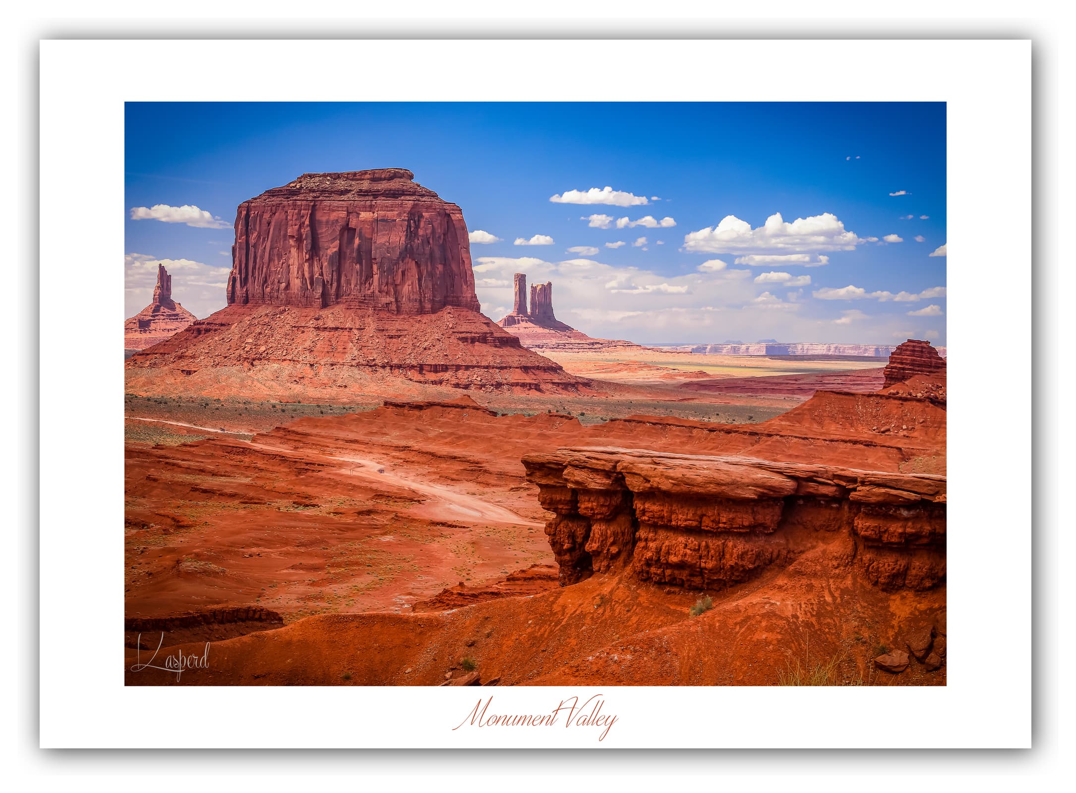 Poster Monument Valley - Arizona (États-Unis). Affiches Formats 30x40 cm, 40x60 cm ou 50x70 cm. Impression sur Papier Photo. Décoration murale. Paysage. Ouest Américain.