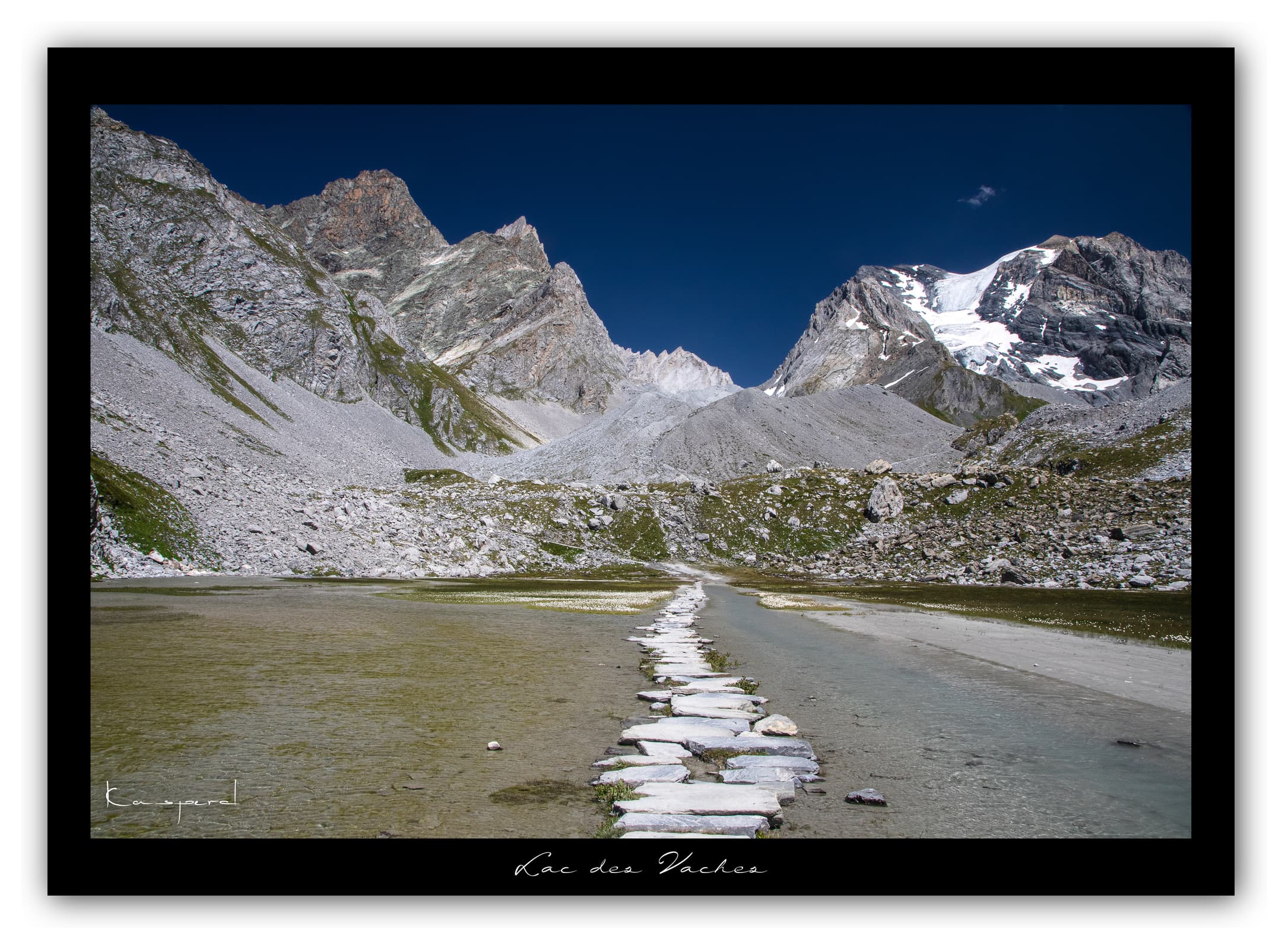 Poster Lac des Vaches et Grande Casse - Savoie (Les Alpes - France). Affiches Formats 30x40 cm, 40x60 cm ou 50x70 cm. Impression sur Papier Photo ou alu-dibond. Décoration murale. Montagne. Eté.