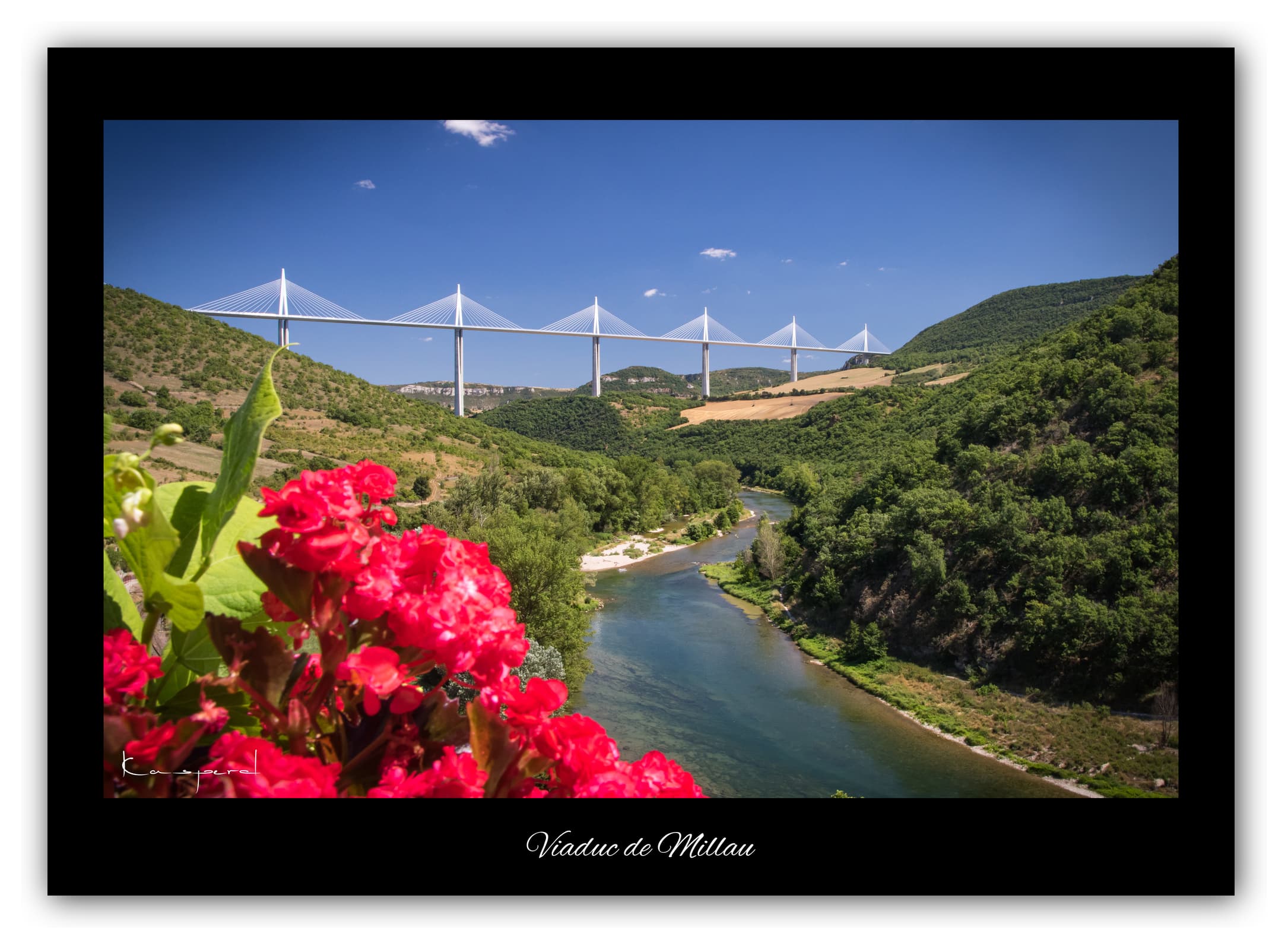 Poster Viaduc de Millau - Aveyron (France). Affiches Formats 30x40 cm, 40x60 cm ou 50x70 cm. Impression sur Papier Photo ou alu-dibond. Décoration murale. Paysage. Architecture. Nature.